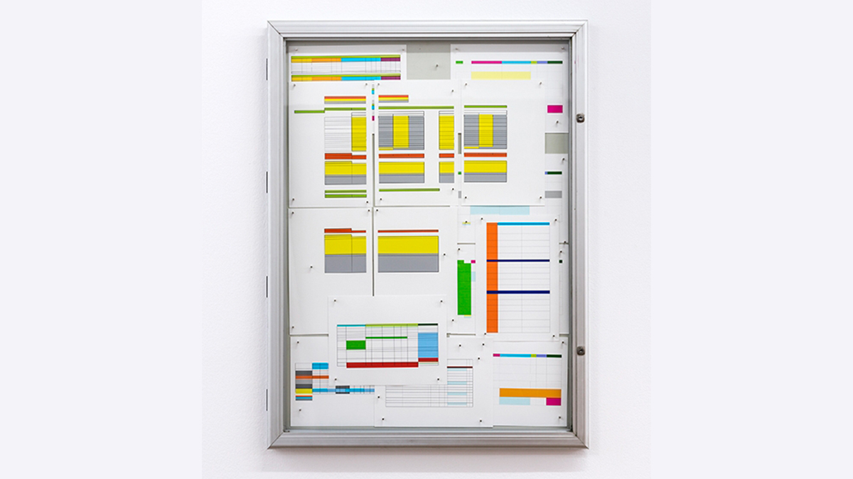 Matthieu Clainchard - L’ordi, l’admin et la négo, 2015 Paperwork, (tableaux à double entrée) Paperasse Digigraphies sur papier archive 21 x 29,7 cm chaque élément 100 x 80 x 4 cm la vitrine Courtesy de l’artiste Exposition : Problèmes de type grec © Pierre Antoine 2015