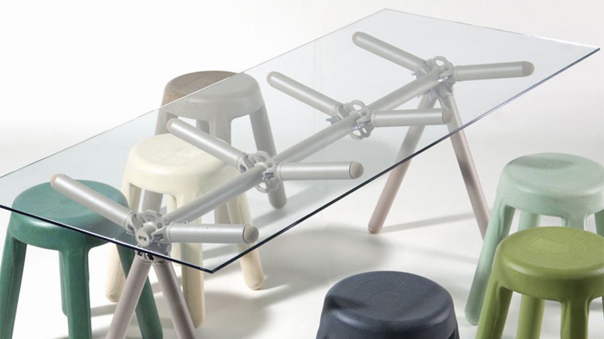 Table CLAVEX et Tabouret ROTOMAN - Maximum © https://evok-design.fr/actualites/show/le-design-durable-exemple-de-lagence-maximum?page=2