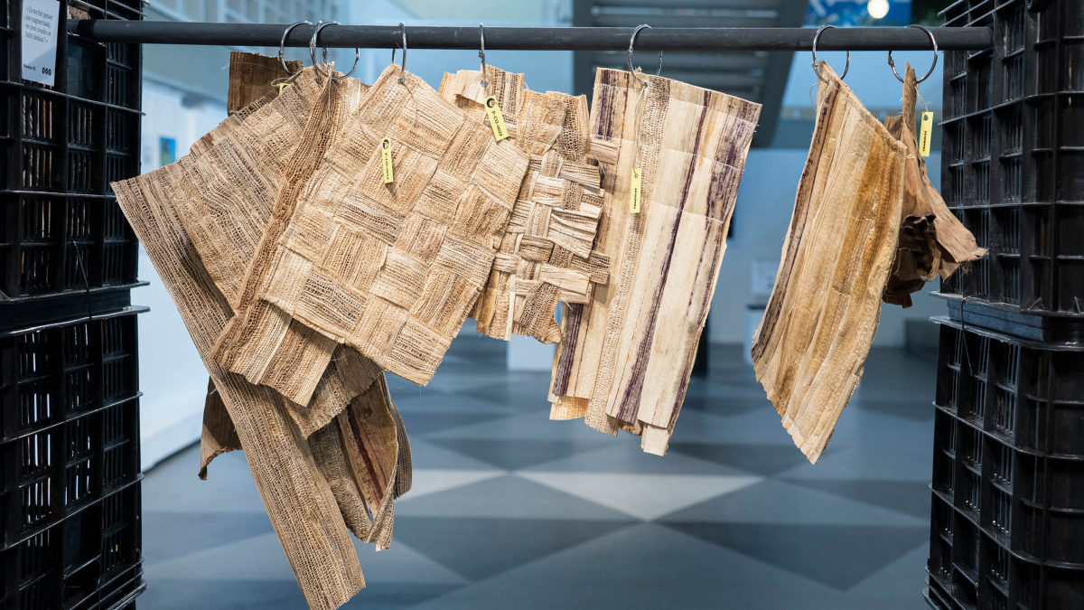 Recherches matériaux souples autour du bananier exposées à l’Institut Français d’Abidjan, dans le cadre de TOMBOLOS © Caroline Grellier