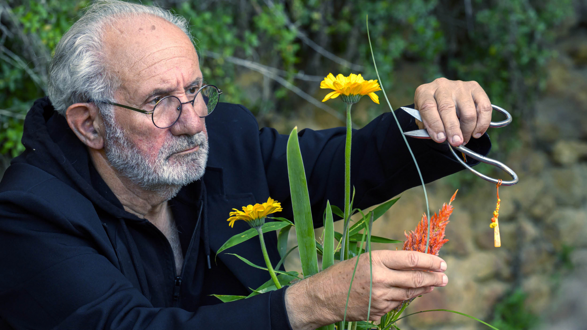 Un-été-particulier Méta-ikebana performatif, 23/08/85 - Dans le cadre d’Un Été Particulier - Biennale d’art contemporain- « Nos Utopies » ,  à Saint-Macaire  Image - Christophe Houdent