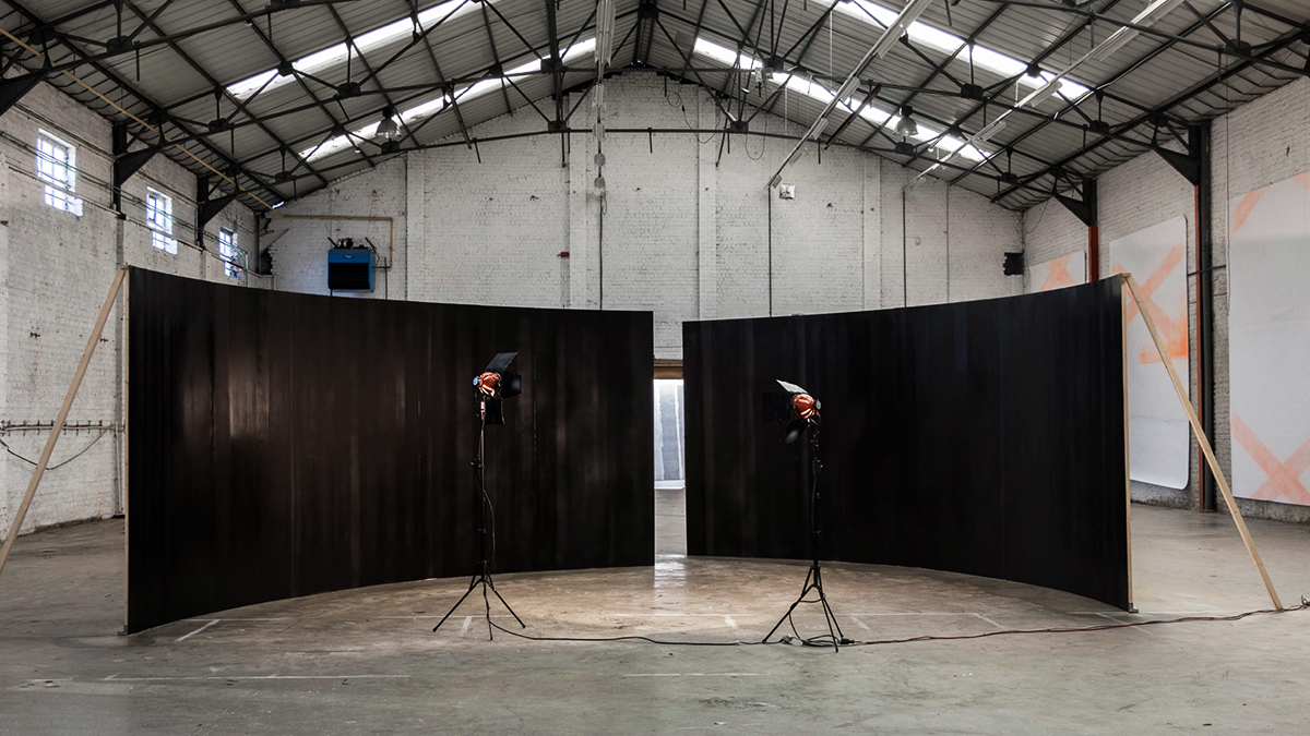 John Mirabel, Noires sur Noir, Installation in situ Bruxelles, 2015