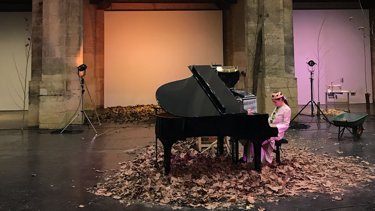 performance "palacon", avec Daria Galabriel, décembre 2020 © romaric faVre  Dans le cadre de l'exposition "The Doldrums" de Samara Scott au CAPC musée d'art contemporain de Bordeaux 