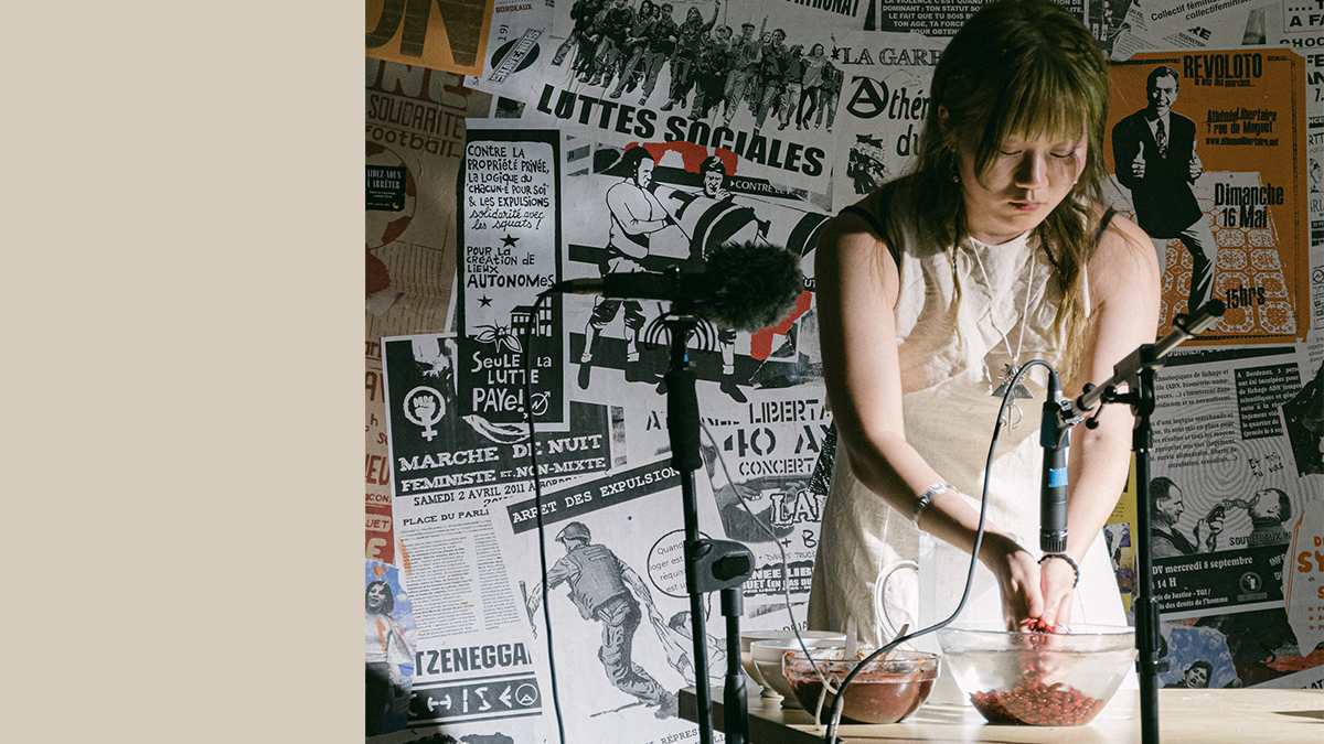 Seobin Park, "Performance aux haricots rouges", soirée de restitution de l'atelier de pratiques textuelles,  athénée libertaire, bordeaux, 2022 © Mélanie Thomazeau