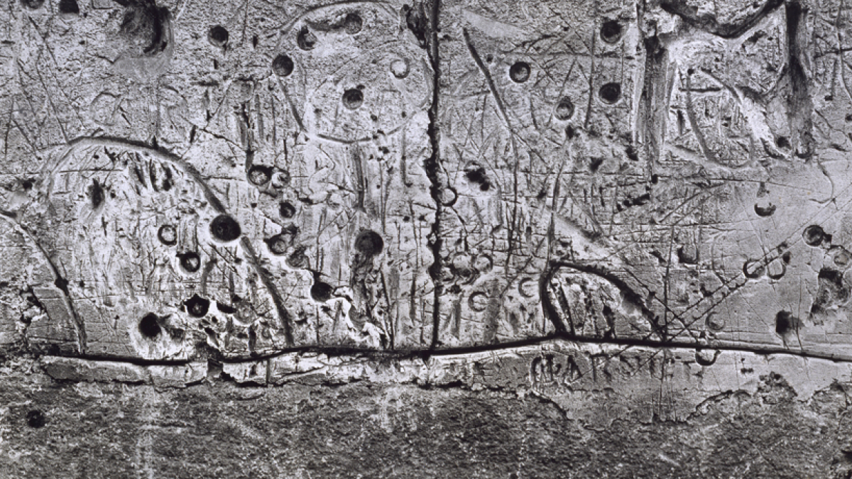 © Brassaï, Graffiti, vers 1935-1950, épreuve gélatino-argentique contrecollée sur bois, 62,5 x 95,9 x 2 cm, Paris, Centre Georges-Pompidou, Musée national d’art moderne.