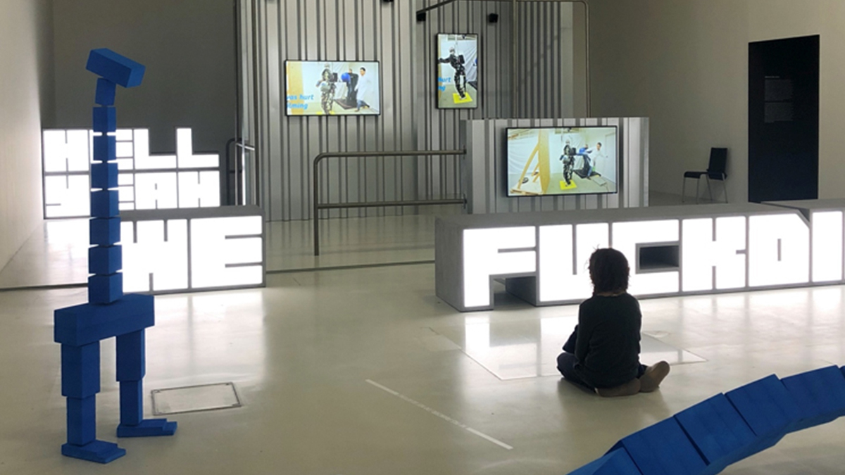 Vue de l’exposition « Hito Steyerl. I Will Survive : Espaces physiques et virtuels », Centre Pompidou, été 2021. Photo : Florian Ebner