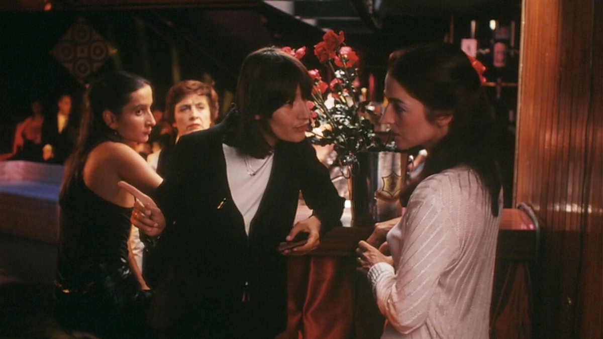 Capture d'écran du film "Simone Barbès ou la vertu" (45'58) - une cliente demande à la dame aux fleurs d'apporter un bouquet.  